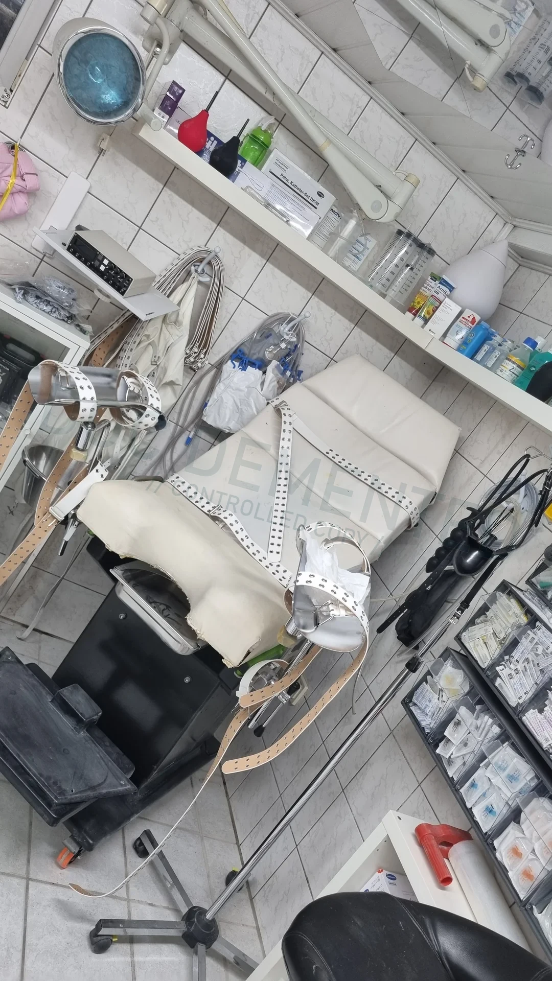 Realer Behandlungssessel mit vorhandenen Fixierungen
