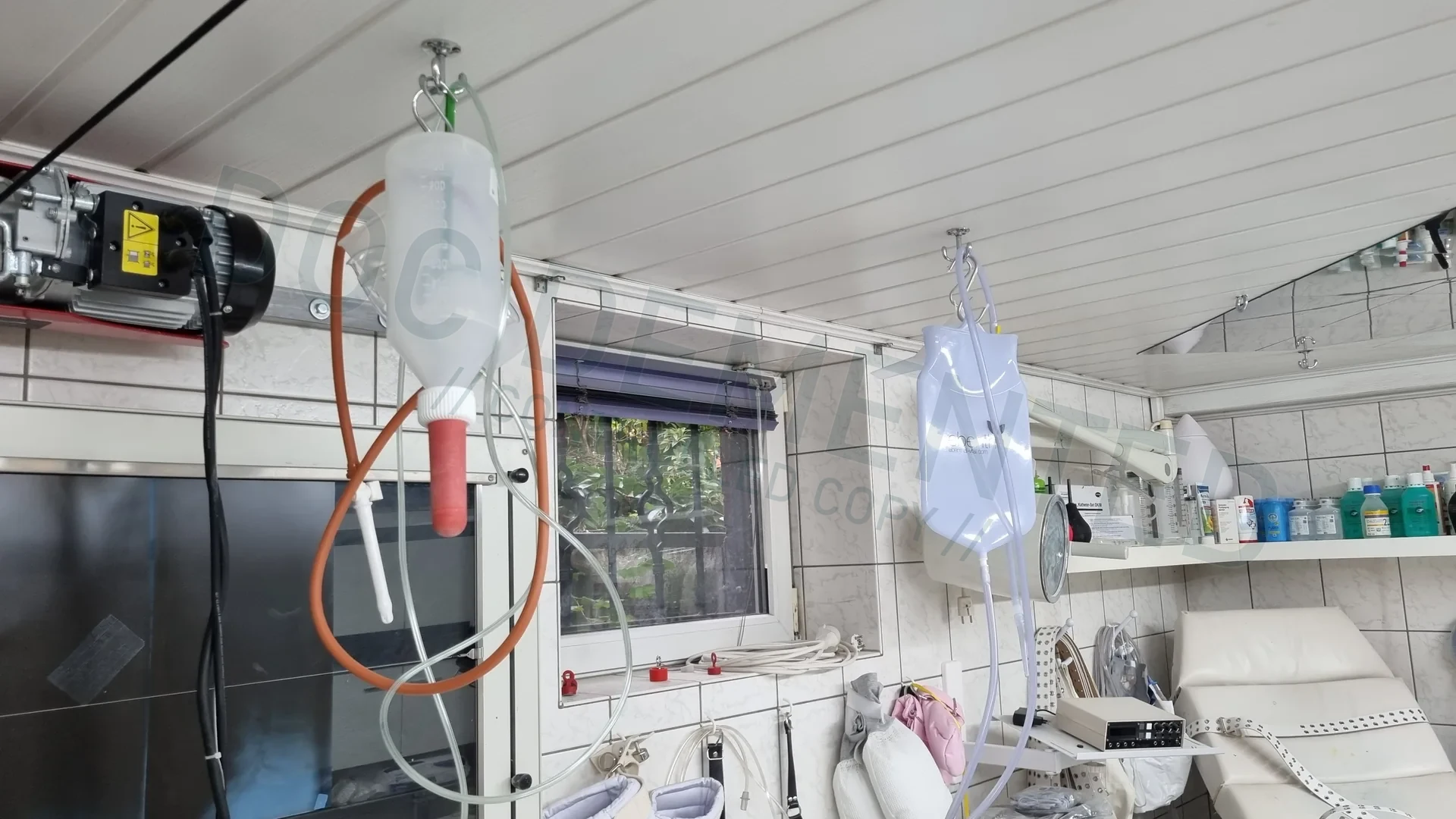 Unverfälschte Gesamtansicht des realen Klinikraums